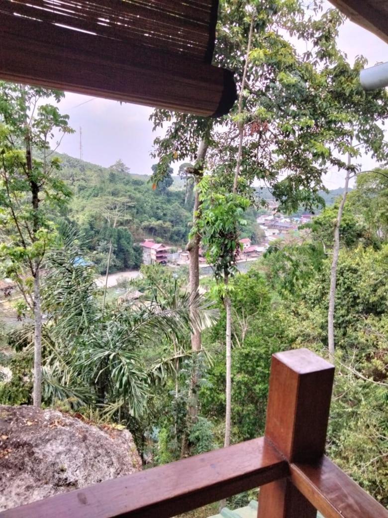 On The Rocks Bungalows, Restaurant And Jungle Trekking Tours Bukit Lawang Eksteriør bilde